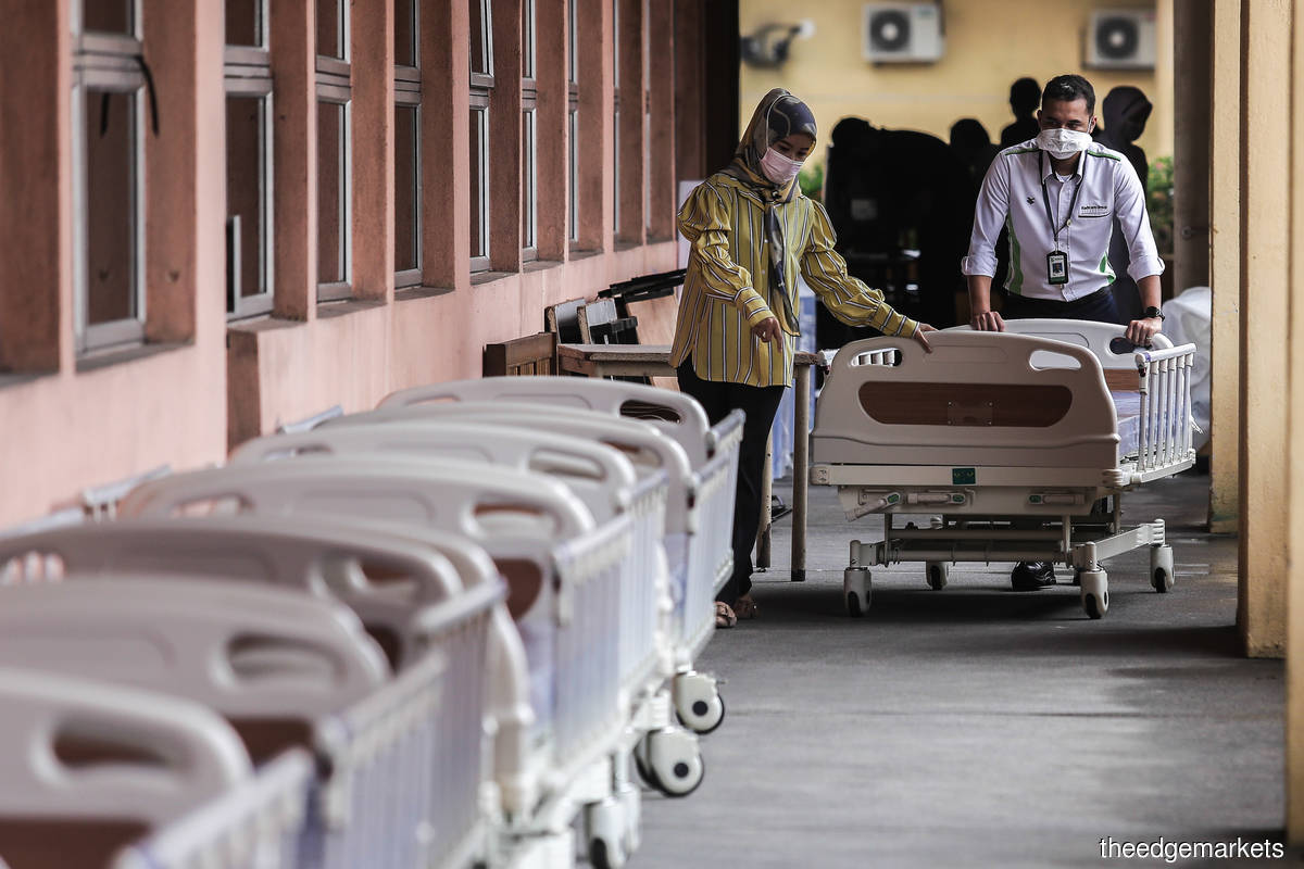 Hospital Selayang, Selangor. Wednesday (Oct 20) was the third straight day the country's daily Covid-19 cases stayed below the 6,000 level. (Photo by Zahid Izzani Mohd Said/The Edge)